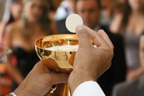 Bari, non � sposata in chiesa: prete le nega la comunione. �Allontanata davanti a tutti�
